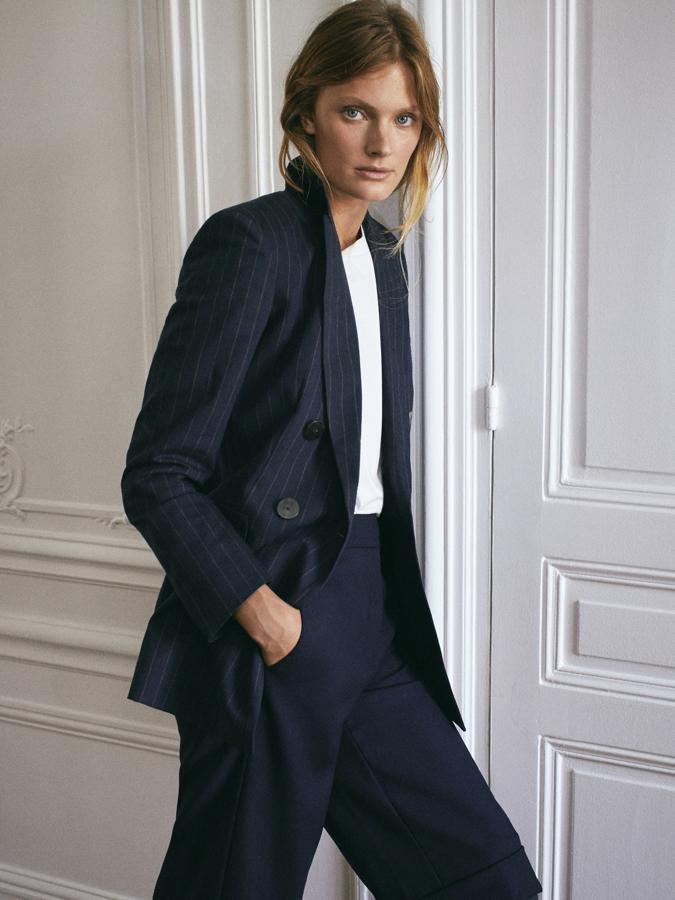 Blazer de lana azul marino con raya diplomática,de Massimo Dutti (129 euros).