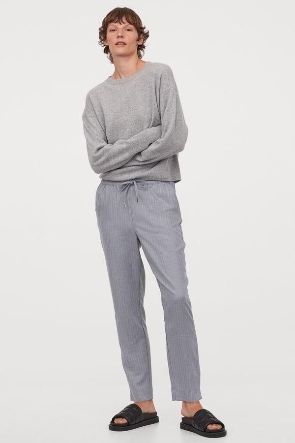 Pantalones tipo jogger, con elástico en la cintura y corte tobillero, de H&M (24,99 euros).