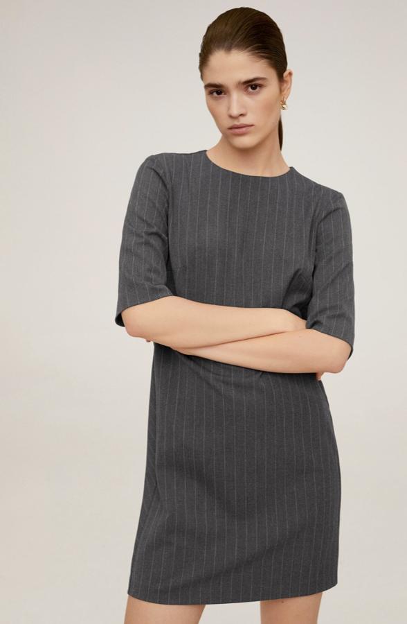Vestido working girl, en gris oscuro con raya diplomática blanca y manga corta a la altura del codo, de Mango (39,99 euros).