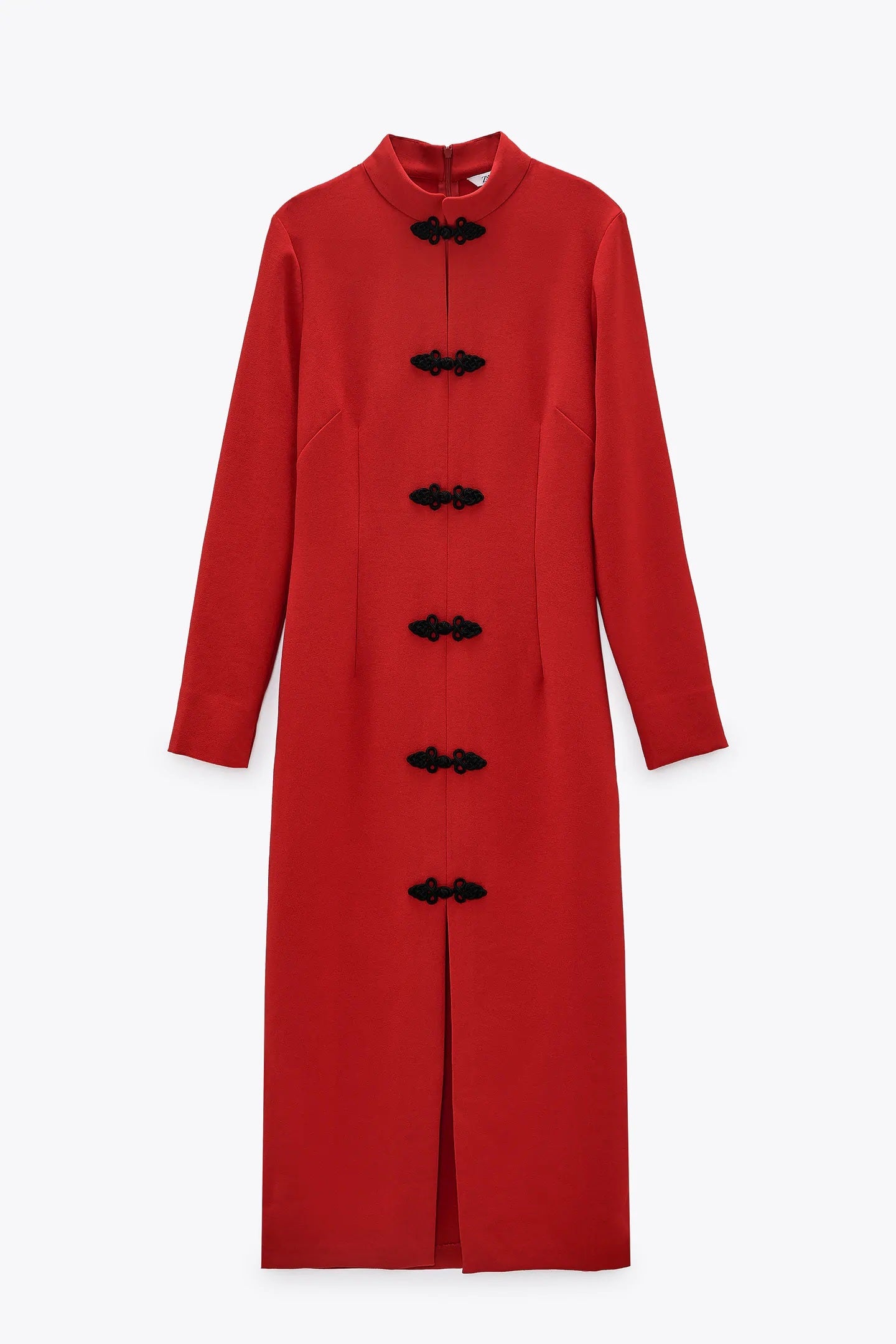 Sal de lo habitual con este espectacular vestido tipo kimono en rojo de lo nuevo de Zara. Serás la mejor vestida este invierno. (39,95 euros).
