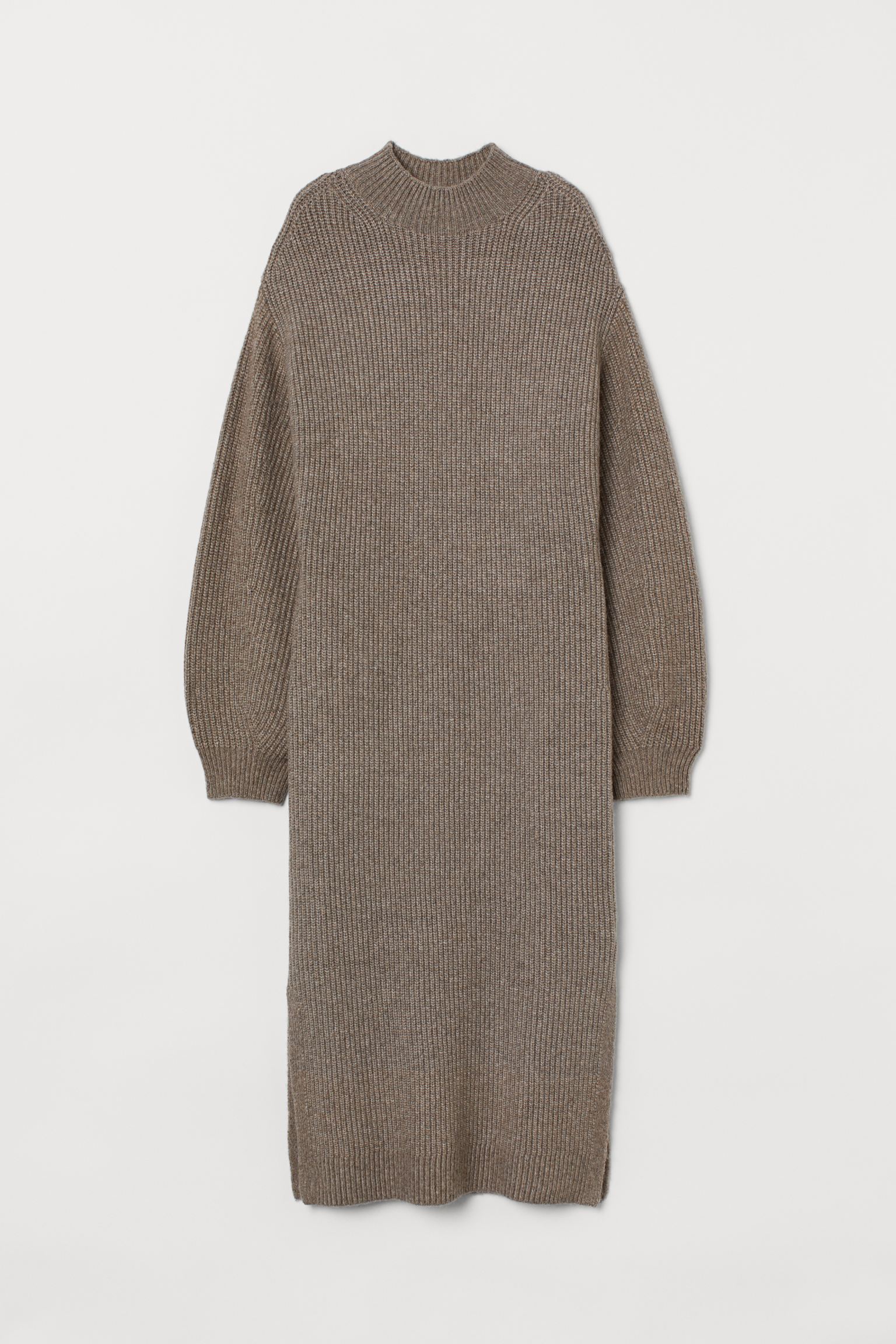 Volvemos al punto con este vestido de invierno básico que pega, literalmente, con todo. De H&M (49,99 euros).