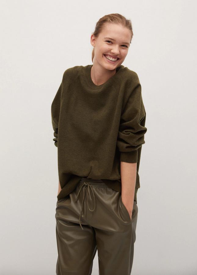 Diseño ancho con cuello redondo y terminaciones en canalé para este jersey de punto de Mango en color caqui que está rebajado y de 25,99 euros ha pasado a costar 19,99 euros. Podemos encontrarlo entre las tallas XS y XL.