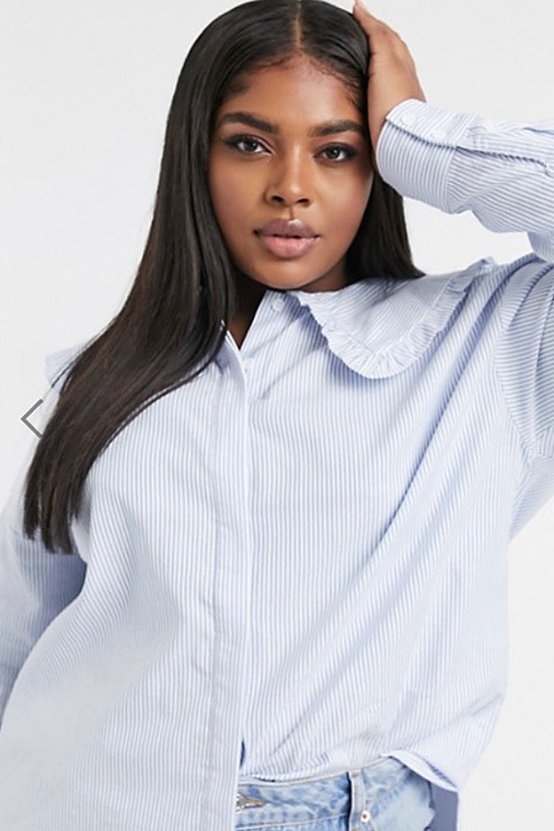 La camisa azul que necesitas esta temporada tiene cuello bebé, como esta de Glamorous Curve, disponible en Asos.
