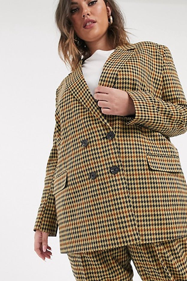 La chaqueta americana de cuadros que aparece en todas las colecciones de invierno, en la versión talla grande de Asos Design Curve, disponible en Asos.