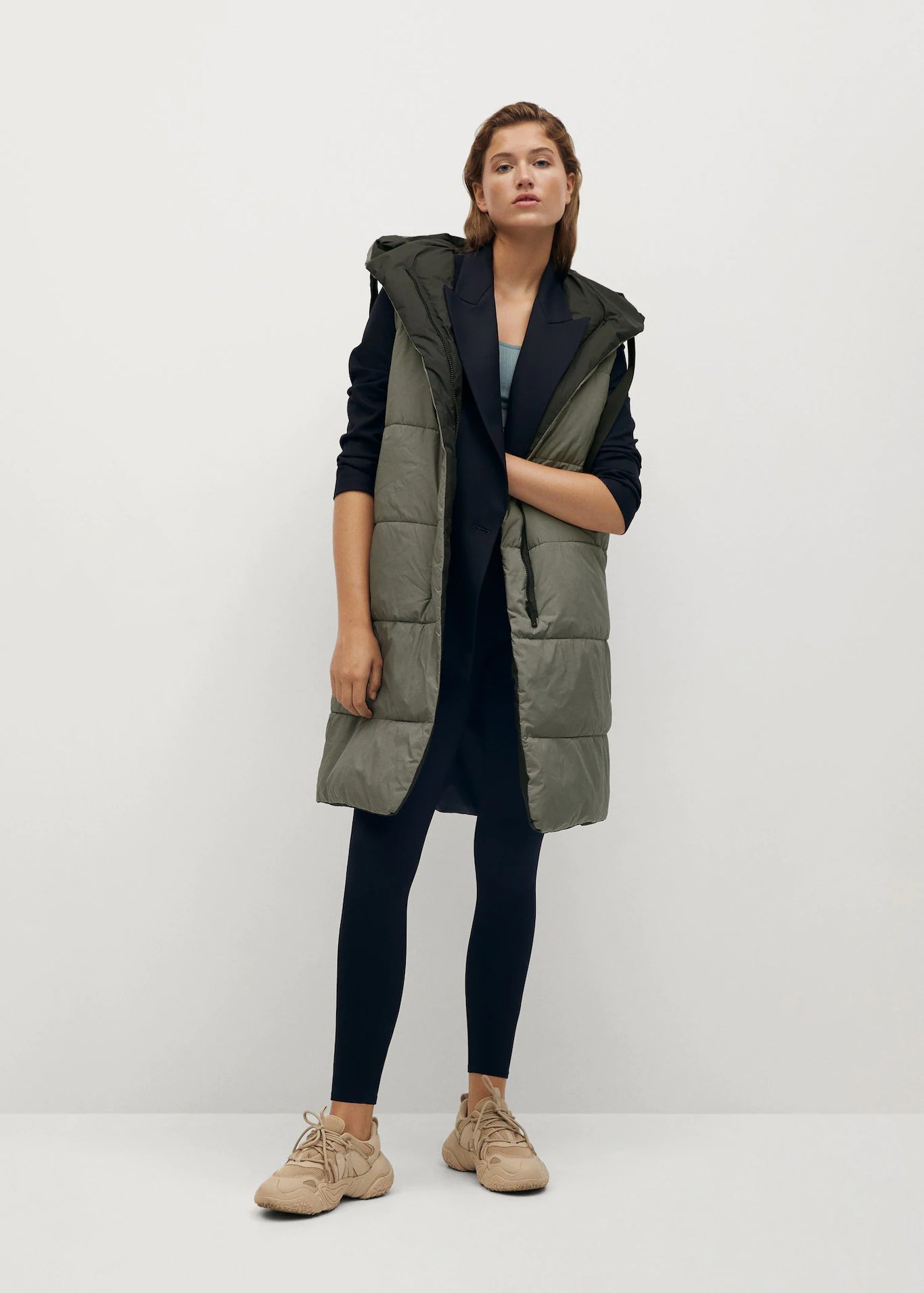 Los chalecos de plumas son tendencia, y este de Mano (59.99 euros) no puede ser más calentito.