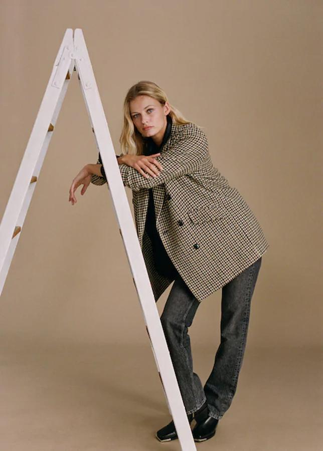 Los abrigos de cuadros son un básico que no puede faltar en ningún fondo de armario de invierno. Este de Mango cuesta 79.99 euros.