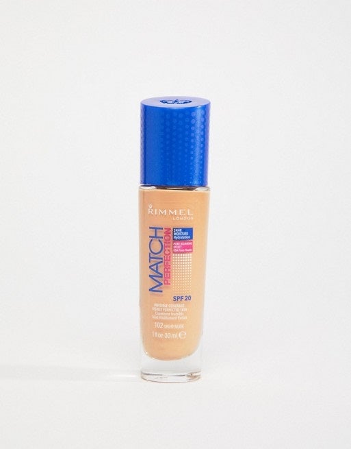 Base de maquillaje Match Perfection de Rimmel, un cosmético low cost de alto rendimiento que se funde con el tono de la piel, lo disimula todo, hidrata durante 24 horas y contiene protección solar. Disponible en 19 colores diferentes.  Antes: 12,49 euros. Ahora: 8,70 euros .