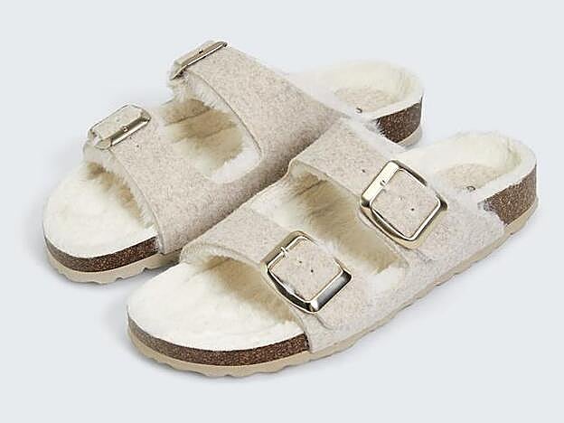 Sandalias de Oysho para copiar el look de Nuria Roca (27,99 euros).