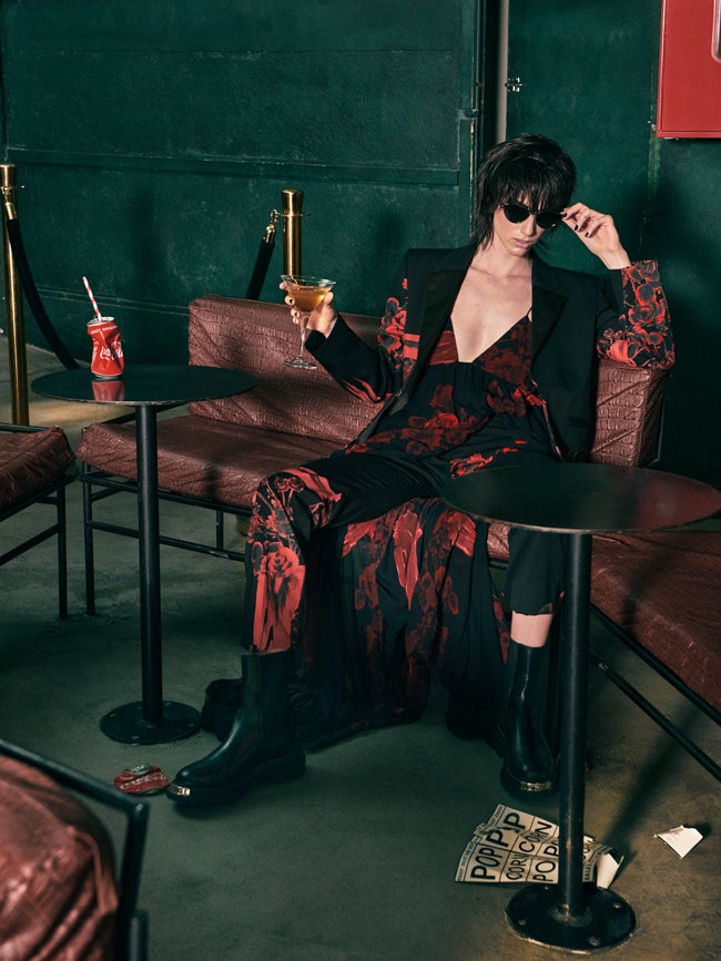 Americana, vestido y pantalón, todo de Just Cavalli. Botas de Sandro y gafas de sol, de Polaroid.