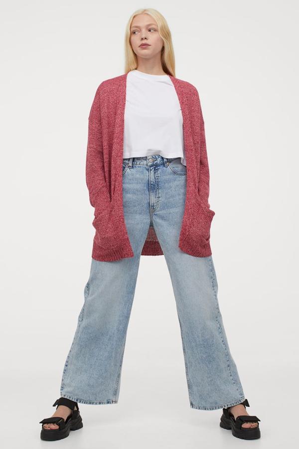 En punto suave, con hombros caídos y bolsillos laterales, este cárdigan en rosa jaspeado es de H&M, está disponible en cuatro colores más y tiene un precio de 14,99 euros. Podemos encontrarlo entre las tallas XS y XL.