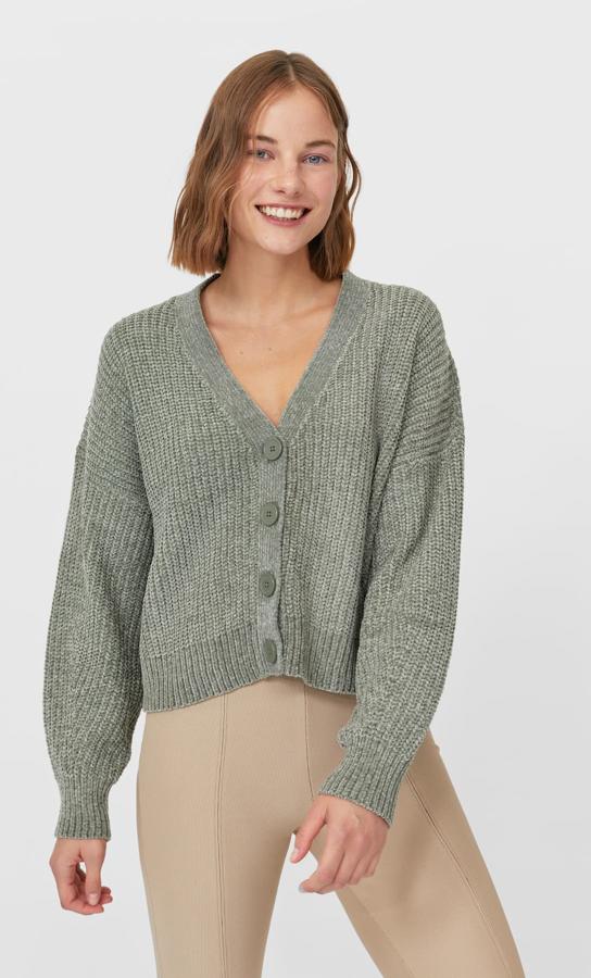 Disponible en color verde, beige, lila y vainilla este cárdigan de punto con escote de pico y manga larga con cierre de botones a tono es de Stradivarius. Cuesta 19,99 euros y está disponible entre las tallas XS y L.