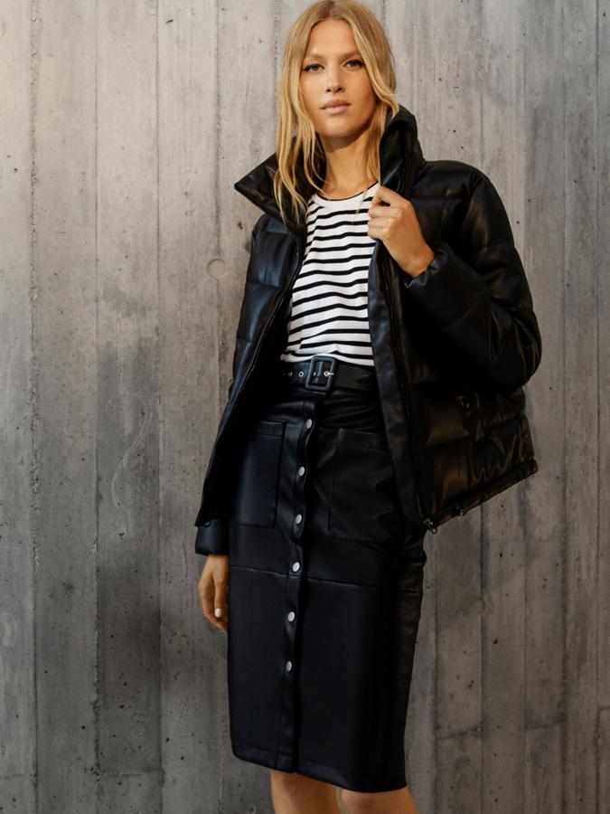 En Lefties hemos encontrado esta falda de corte midi y tiro alto con cierre delantero de botones a presión y un cinturón a tono en efecto piel color negro. Una propuesta que no te vas a cansar de ponerte este otoño y que puedes encontrar entre las tallas XS y XL menos en la M por 19,99 euros.