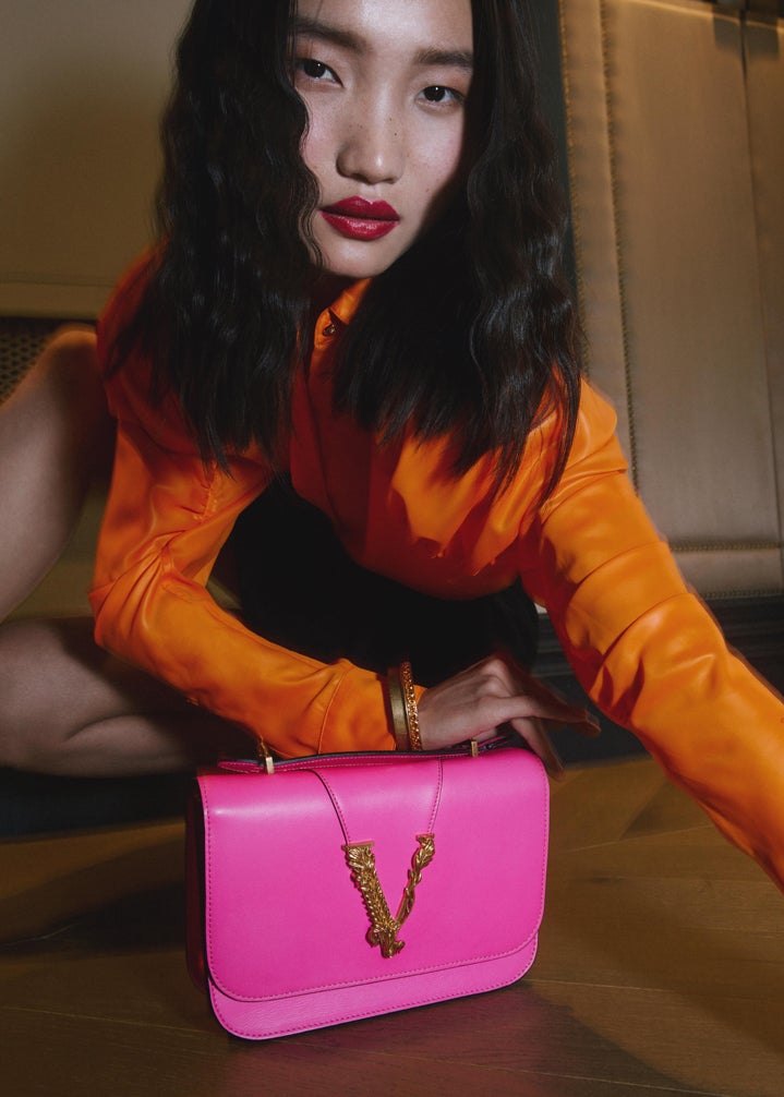 Blusa de seda, falda, pulseras y bolso Virtus, todo de Versace.