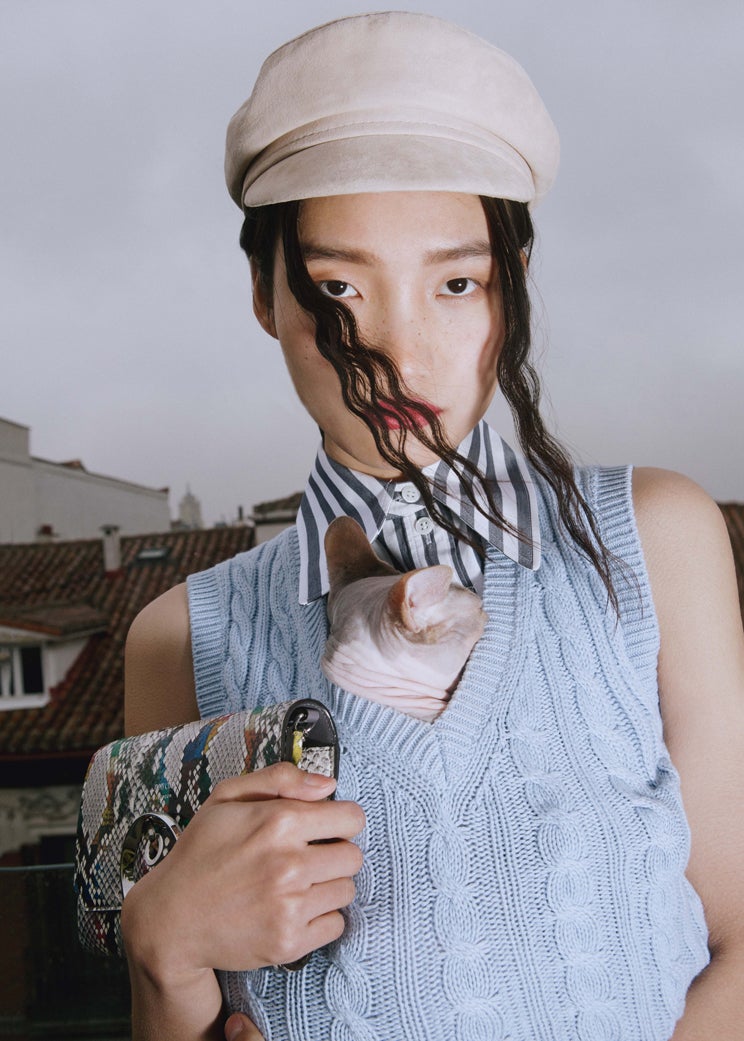 Camisa y chaleco, ambos de Michael Kors Collection.La cartera de mano es de Jimmy Choo y la gorra, de Ruslan Baginskiy.