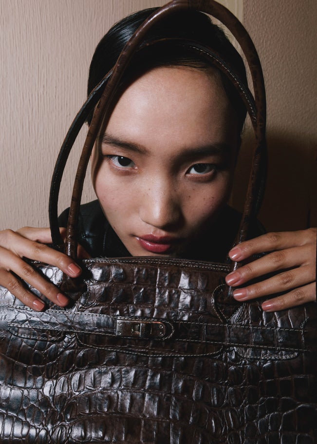 Chaqueta de Louis Vuitton y bolso de Oscar de la Renta.