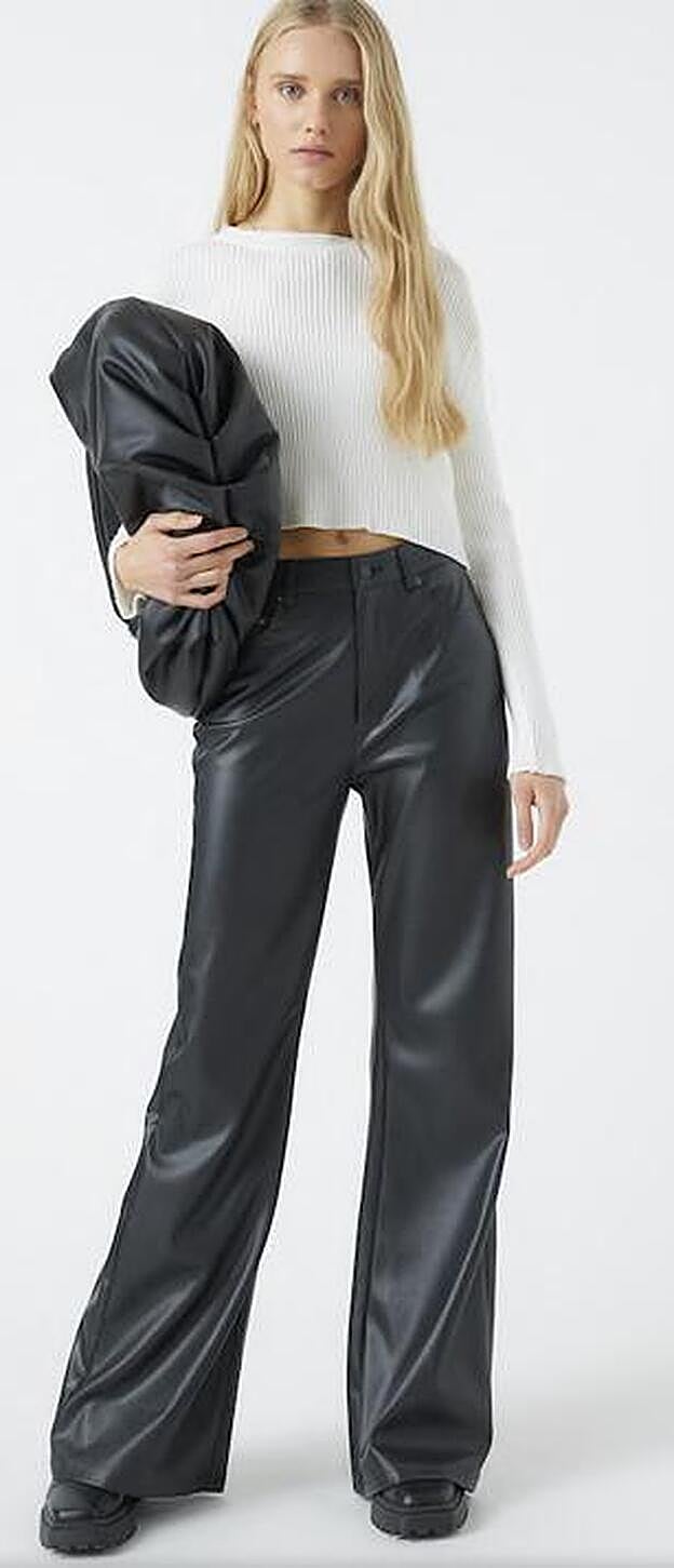 Pantalón de efecto piel de corte flare, de Pull&Bear (25,99 eruos)