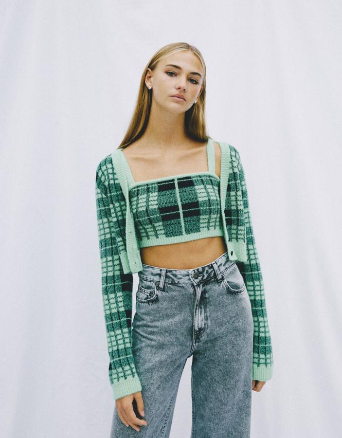 Solo por este maravilloso color verde ya merece la mención de originalidad. Este 'twin set' de punto y a cuadros, compuesto por un top (12,99 euros) y chaqueta corta (19,99 euros) es de Bershka.