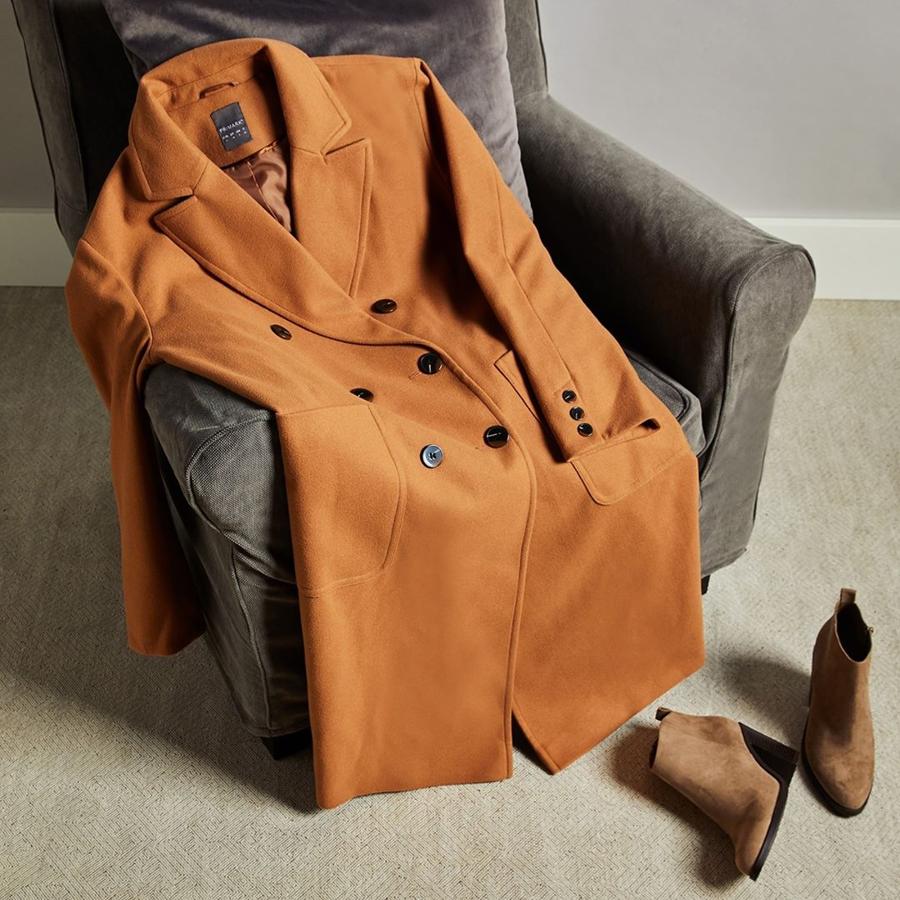 Este abrigo clásico de lana cámel es un básico atemporal imprescindible en cualquier fondo de armario. Cuesta 35 euros en Primark.