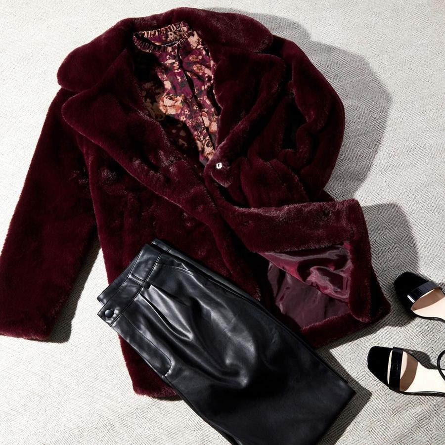 Elegante, con un toque retro de pura tendencia y muy calentito, este abrigo de pelo granate de Primark (40 euros) será tu favorito para tus looks de invierno más especiales.