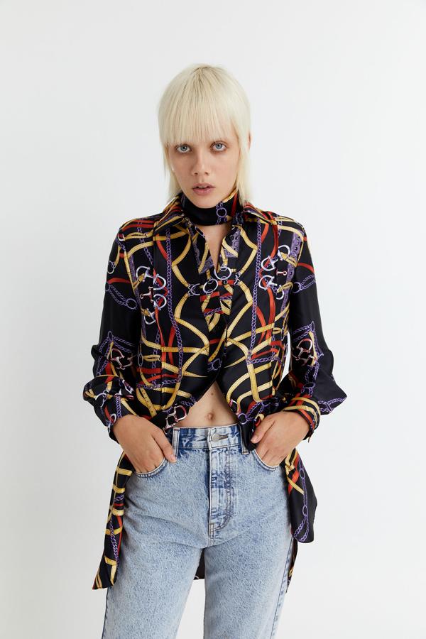 Camisola extralarga de seda con estampado de cadenas, de Sfera (39,99 €).