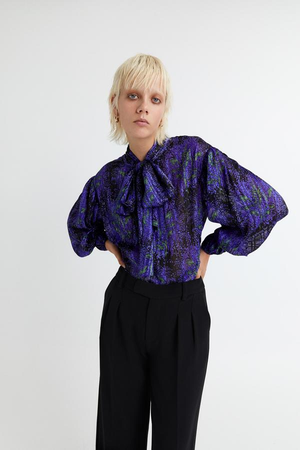 Camisa estampada con lazada al cuello, de Sfera (35,99 €).