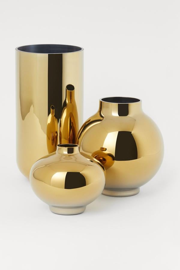 Date el gusto de aportar un toque de lujo y glamour dorado a tu salón con esta colección de jarrones (desde 17,99 euros).