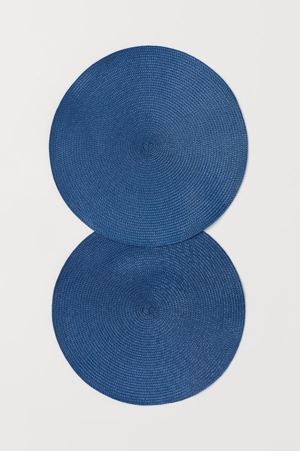 Para las cenas improvisadas sin invitados puedes usar estos cómodos manteles individuales de paja sintética trenzada en azul intenso (4,99 el pack de dos).