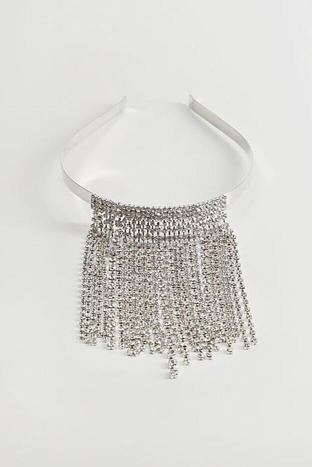 Así queda quitada la diadema de tiras de strass de Mango que ya es nuestro nuevo capricho del inverno.