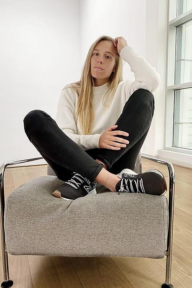 Maitane López posa en las oficinas de su club, la Real Sociedad.