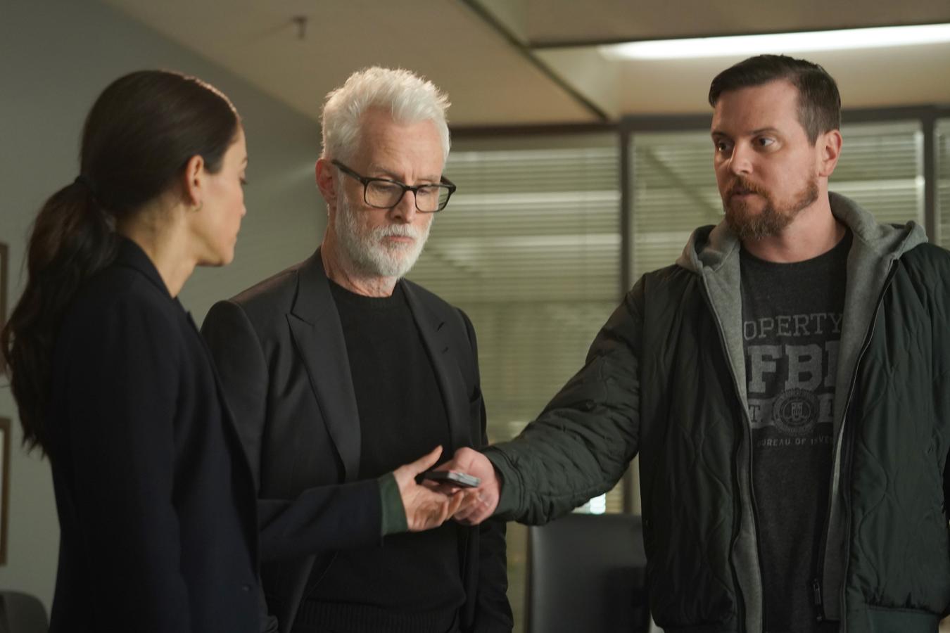 Next. Temporada 1. FOX. 2 de noviembre.John Slattery, Roger Sterling en ‘Mad Men’, deja el papel de marido talludito de ‘Mrs. America’ para convertirse en un pionero de Silicon Valley que descubre que una de sus propias creaciones, una poderosa inteligencia artificial llamada “neXt” podría significar el fin de la humanidad. Un trepidante thriller distópico creado por el productor ejecutivo de la afamada ‘24’.