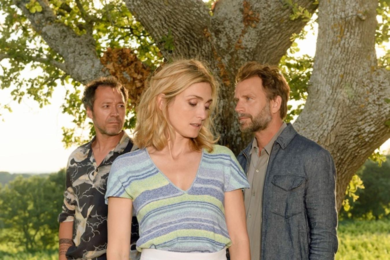 Sospecha. Miniserie. Sundance TV. 12 de noviembre. Este drama psicológico de origen francés narra, en seis episodios, la historia de Victoire, una mujer que abandona París para comenzar una nueva vida con su familia en un pequeño pueblo del sudeste de Francia. Allí se encontrará inesperadamente con su primer amor, un reencuentro que despertará la pasión del pasado pero que se encontrará con una sospechosa desaparición.