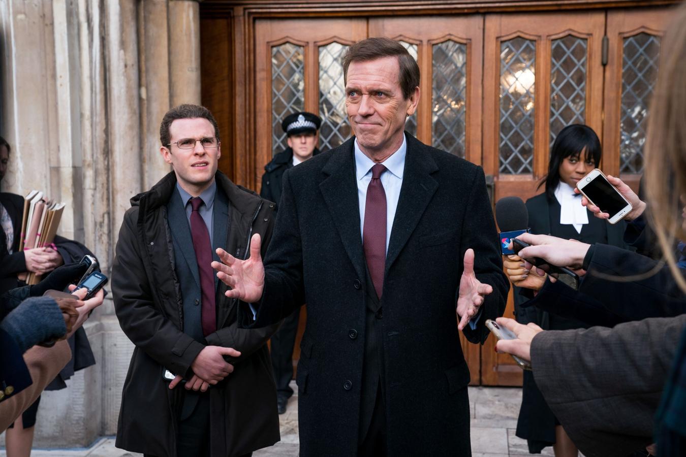 Roadkill. Miniserie. Movistar. 2 de noviembre.Hugh Laurie (‘House’) interpreta a Peter Laurence, un hombre hecho a sí mismo, enérgico y carismático, que ocupa un alto cargo en el gobierno conservador y ve como su perfecta vida se cae a pedazos cuando empiezan a aparecer historias comprometedoras. Pero él las afronta sin remordimientos, para sorpresa de sus enemigos y los ciudadanos. Helen McCrory (‘Peaky Blinders’) y Sidse Babbett Knudsen (‘Borgen’) interpretan papeles secundarios en esta producción de cuatro episodios.