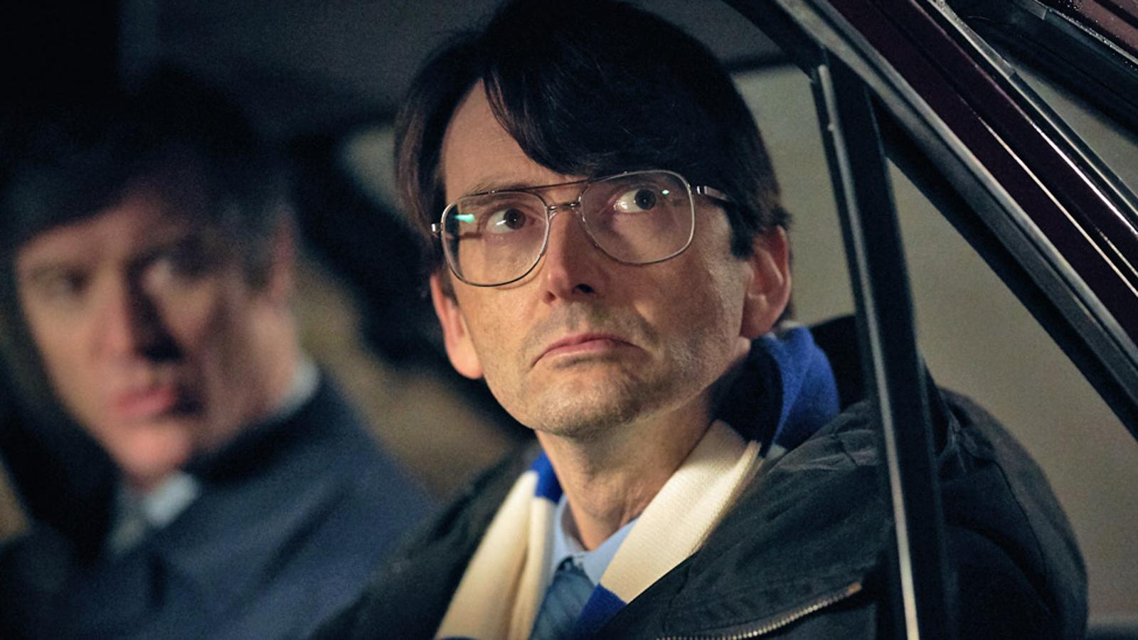 DES. Miniserie. Starzplay. 29 de noviembre. David Tennant se pone en la piel de Dennis Nielsen, conocido como el “asesino amable”, un funcionario que durante cinco años asesinó al menos 15 niños y hombres que conoció en las calles de Londres. Basado en una historia real, la producción está contada desde el punto de vista de un detective, un biógrafo y el propio criminal y está compuesta por tres episodios.
