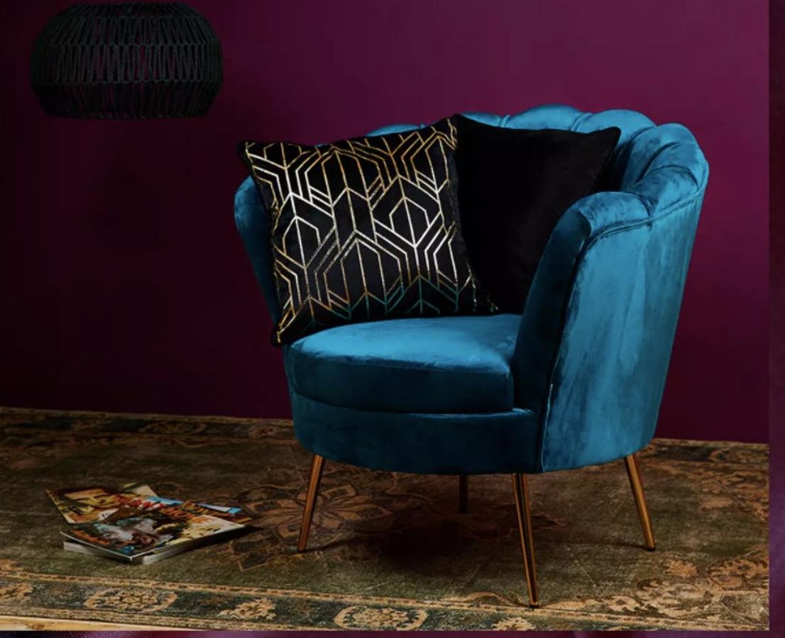 Funda de cojín de terciopelo negro 3,50 €, funda de cojín negra y dorada con diseño geométrico 4,50 €.