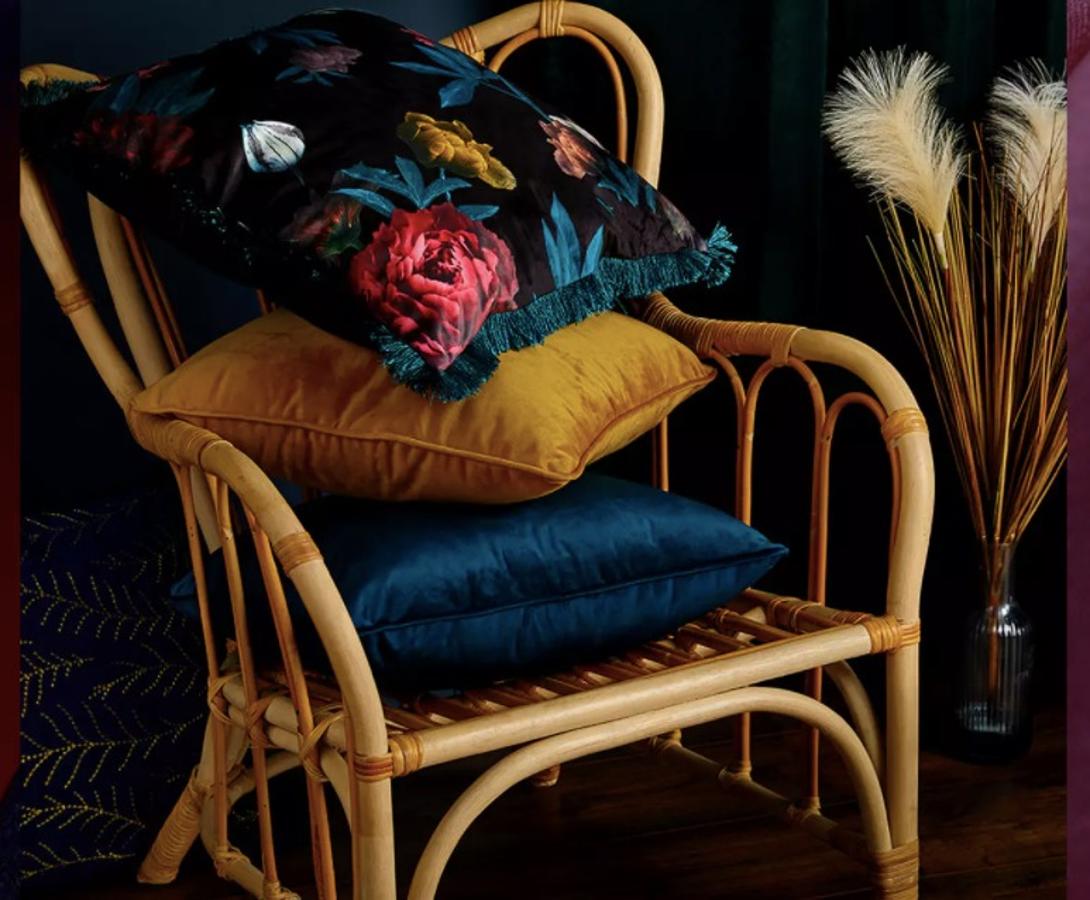 Funda de cojín de terciopelo azul 3,50 €, funda de cojín de terciopelo amarillo 3,50 € y cojín de flores 12 €.