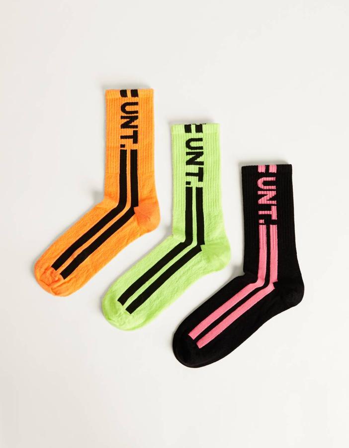 Calcetines neon para entrenar bien iluminada. Son de Bershka y cuestan 7,99 euros.