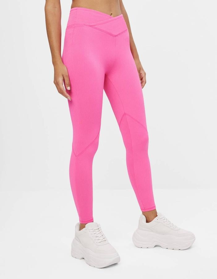 No te pierdas este legging rosa a todo color con textura para ser bien visible cuando vas por la calle. Es de Bershka (19,99 euros).