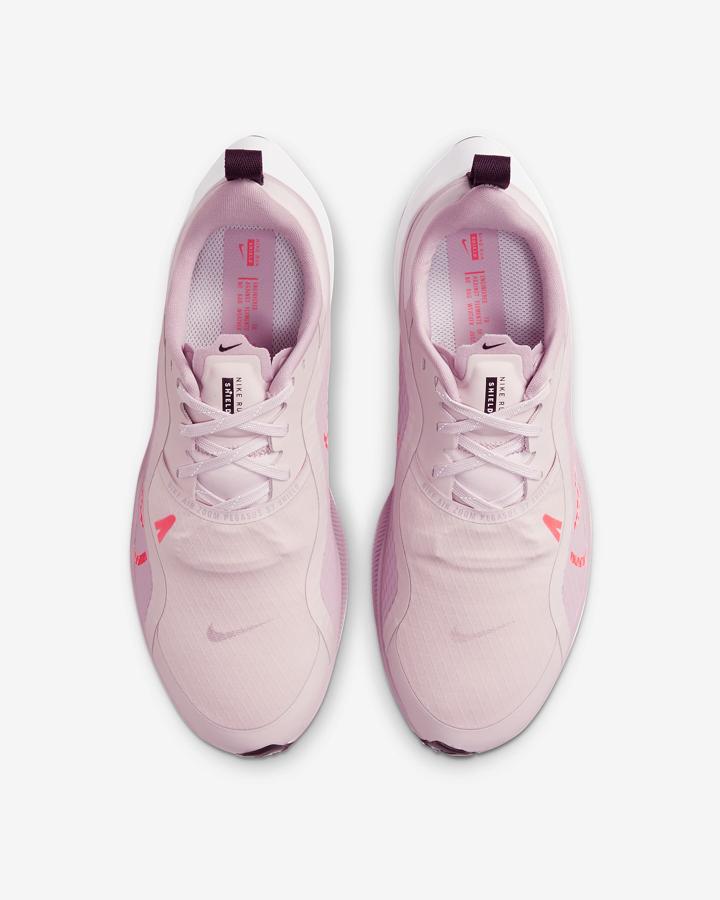 Las zapatillas Nike Air Zoom Pegasus 37 Shield, no solo son preciosas y sirven para entrenar sobre el suelo mojado, es que tienen detalles reflectantes en los cordones, la parte trasera y el logo (129,99 euros).