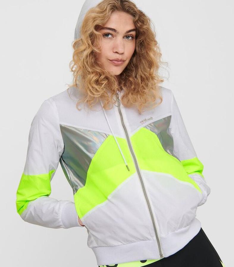 Chaqueta de entrenamiento modelo Onpagata con paneles reflectantes y capucha de quita y pon de la firma Only Play (39,99 euros). De venta en zaguanshop.com.