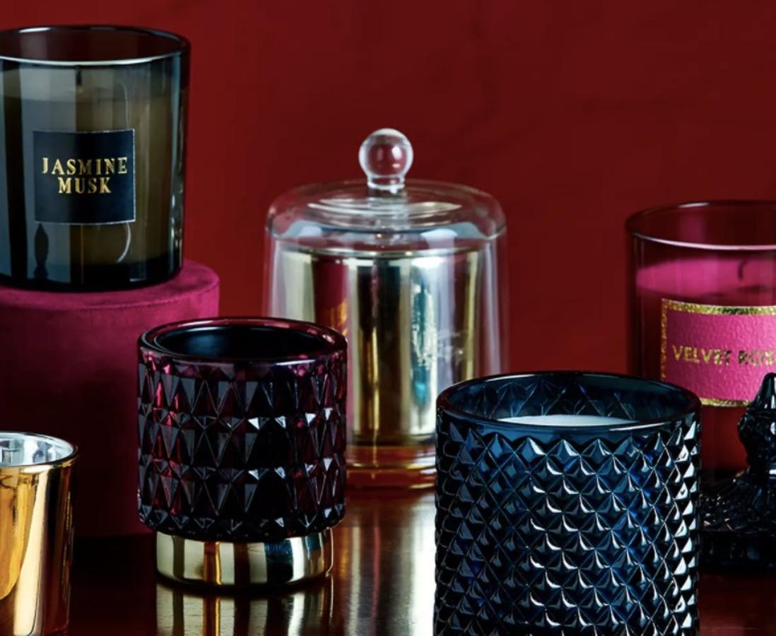 Vela de almizcle y jazmín 7 €, vela de rosa de terciopelo 7 €, vela de cristal azul con textura 7 €, portavelas de cristal rojo con textura 3 € y vela «Midnight» en campana de vidrio 7 €.