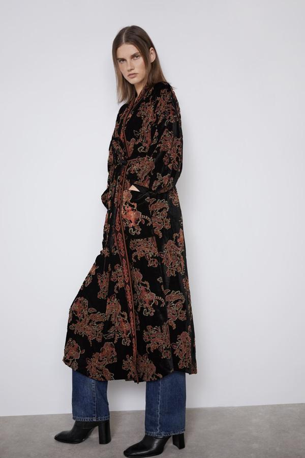 Quimono abierto con manga por debajo del codo acabada en elástico, de Zara (59,95 €).