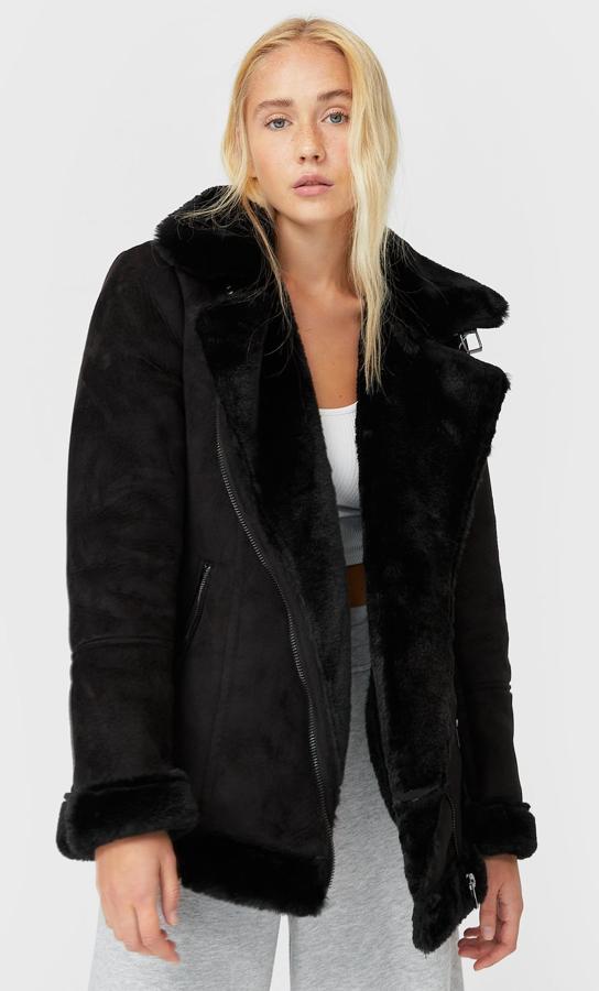 Este abrigo tipo biker larga con cuello solapa y detalle de trabilla en el bajo cuenta con forro interior de efecto piel de tacto suave y cierre frontal con cremallera metálica. Es de Stradivarius y tiene un precio de 49,99 euros.