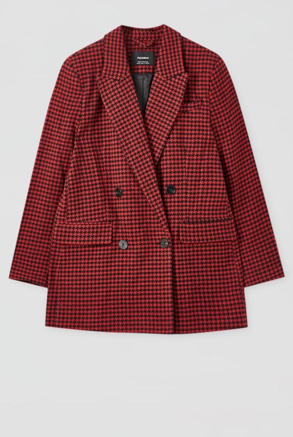 Con cuadros en negro y rojo, esta blazer de tejido grueso y cierre mediante cuatro botones frontales tiene un precio de 35,99 euros.