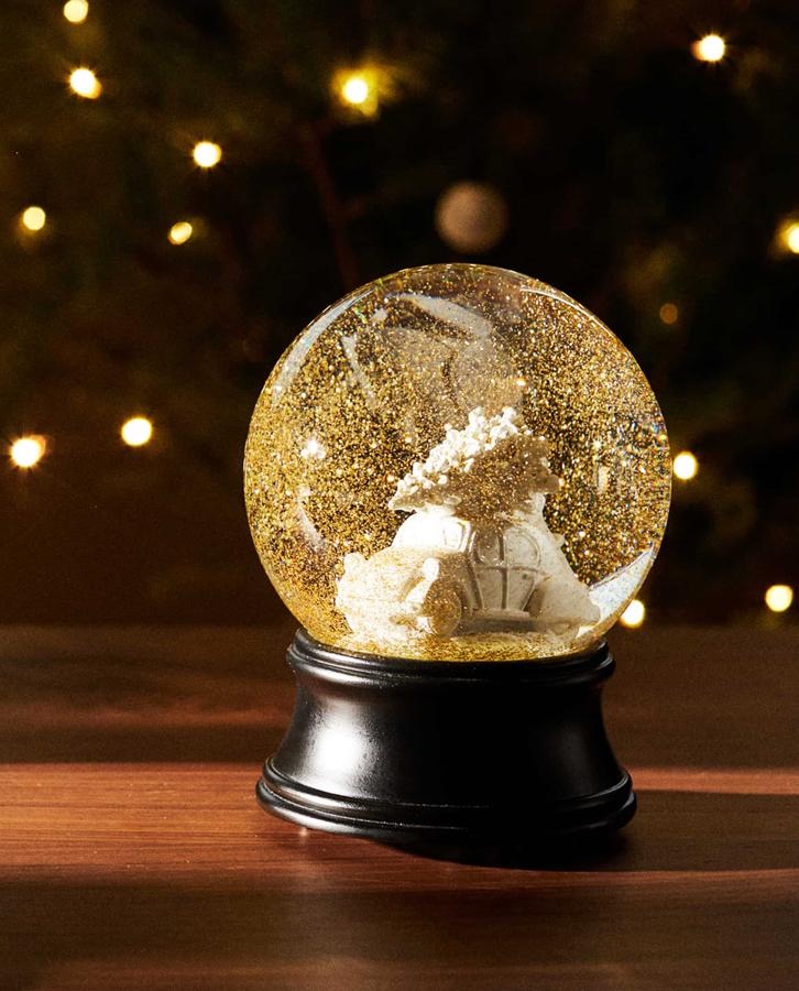 Si ya estás pensando en la navidad, esta bola de nieve de vidrio con música incorporada tiene un precio de 22,99 euros.