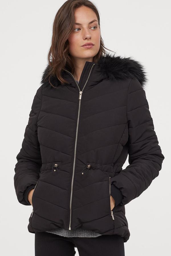 Esta chaqueta guateada ligeramente acolchada y con capucha cuenta con bolsillos delanteros y elástico oculto en el bajo. De corte entallado con cordón de ajuste elástico, es de H&M y tiene un precio de 49,99 euros.