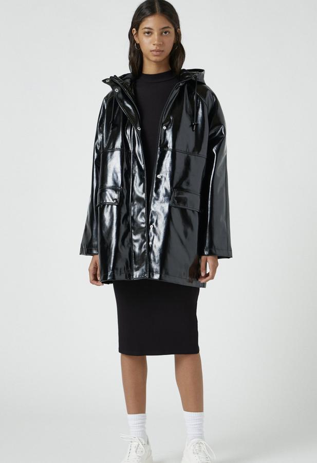 Este chubasquero de charol en color negro es uno de los grandes éxitos de la colección. Con capucha y cierre mediante cremallera, tiene un precio de 39,99 euros.