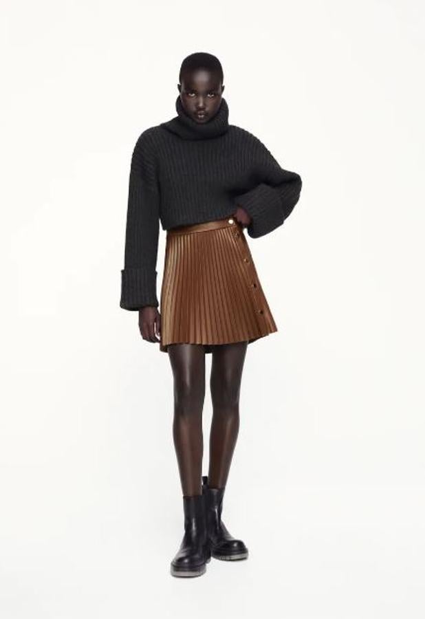 De efecto piel, plisada, con botones laterales y en color cámel, de Zara (25,95 euros).