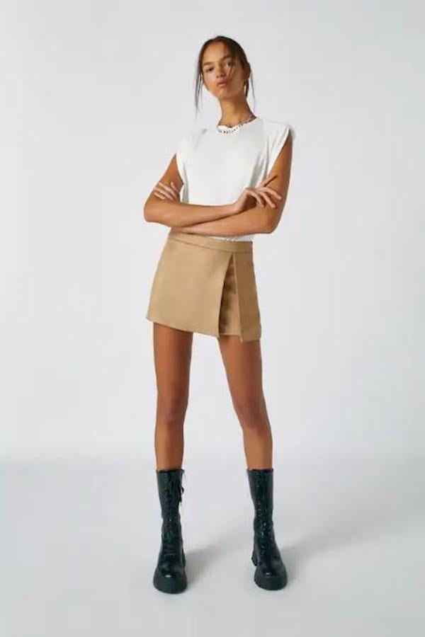 Falda pantalón de ante en color beige y con abertura lateral, de Pull&Bear (15,99 euros).