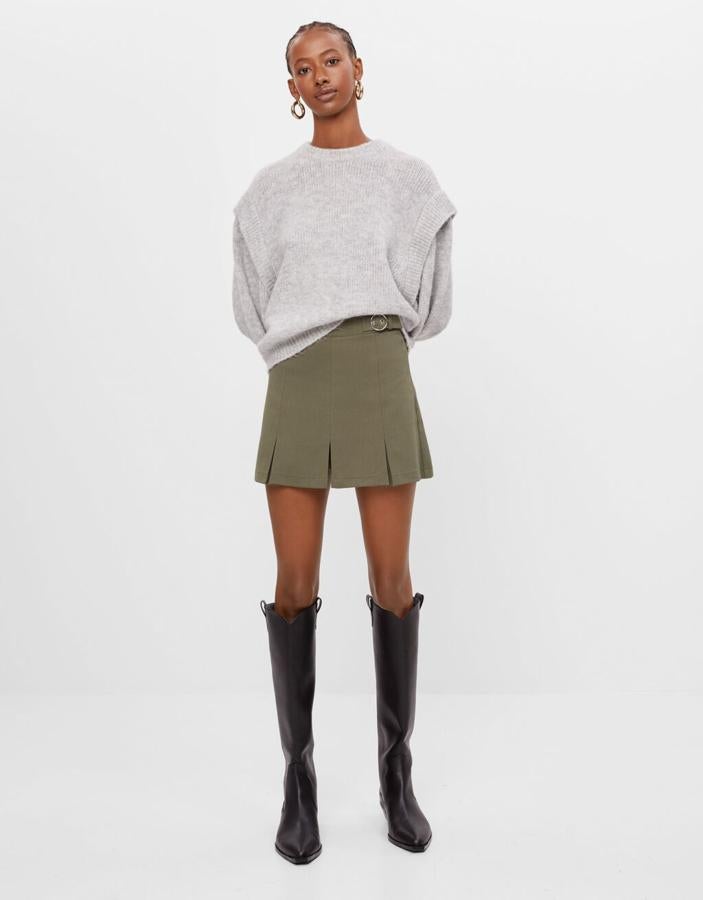 Falda pantalón en color caqui con cinturón, de Bershka (19,99 euros).