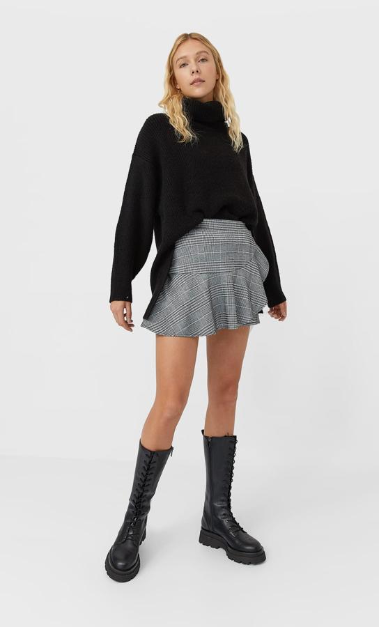 Falda pantalón con volantes y estampado de príncipe de gales, de Stradivarius (17,99 euros).